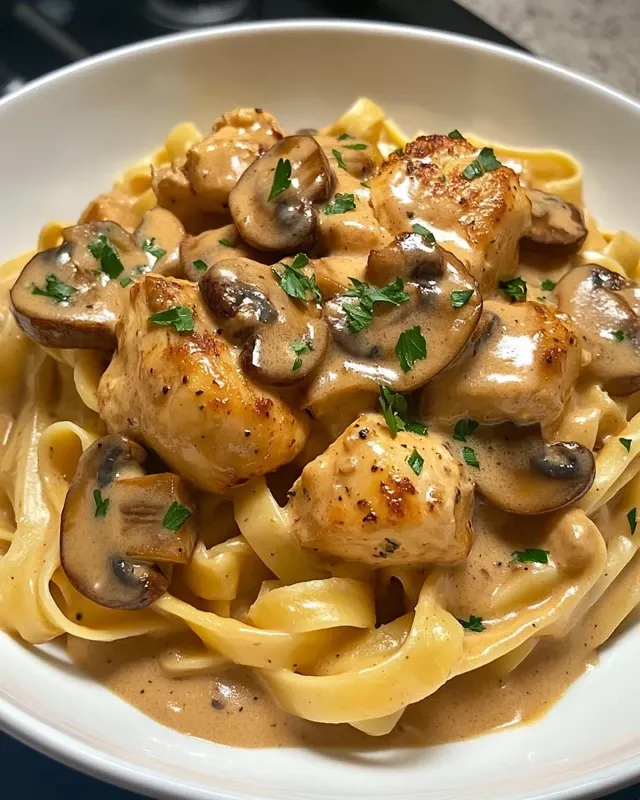 kremowe tagiatelle z pieczarkami i kurczakiem