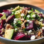 sałatka z pieczonymi burakami i kaszą quinoa z serem feta i sosem cytrynowym