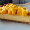tarta kokosowa z mango na spodzie z biszkoptów